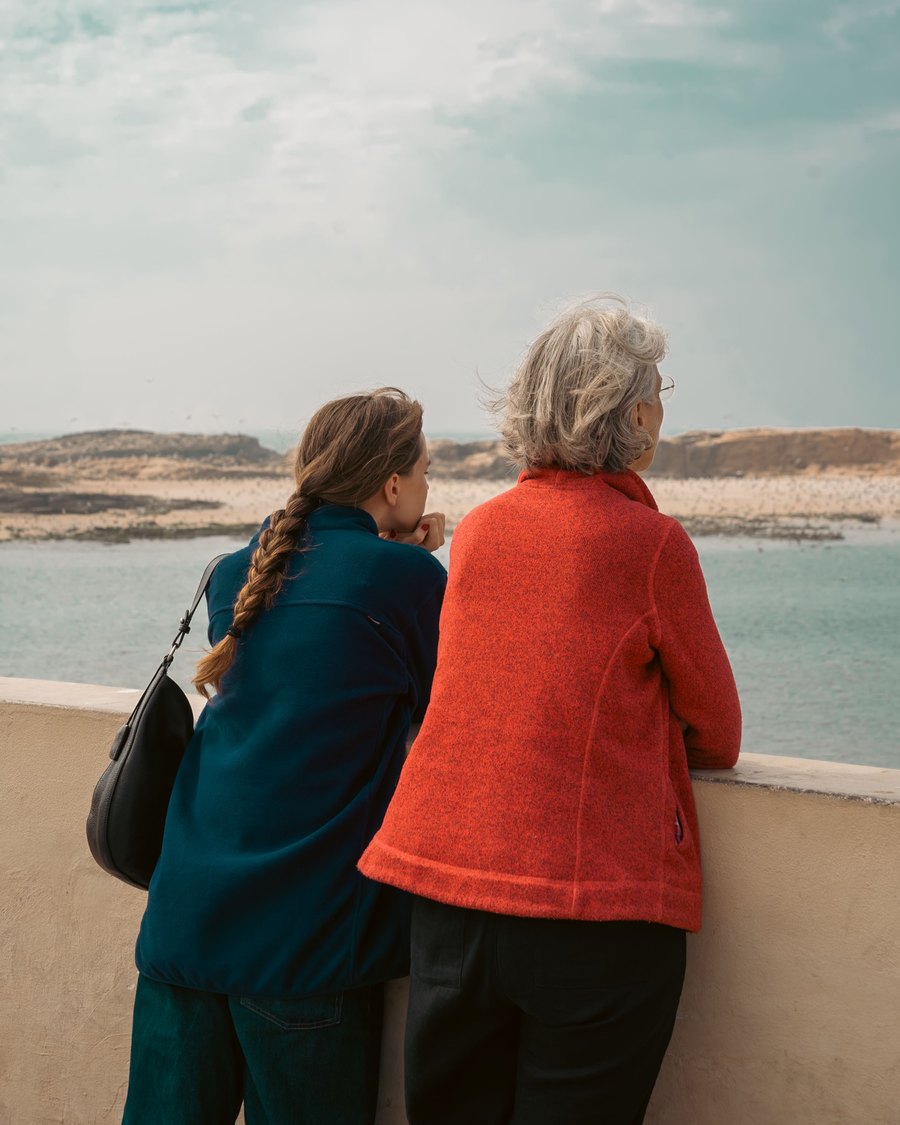Mutter und Tochter schauen gemeinsam aufs Meer